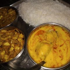 A picture of Punjabi kadi pakode.