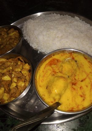 A picture of Punjabi kadi pakode.