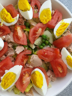 Una foto de Ensalada fresca con proteínas