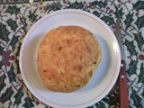 Pan casero relleno con cebolla, queso y semillas