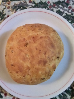 Una foto de Pan casero relleno con cebolla, queso y semillas