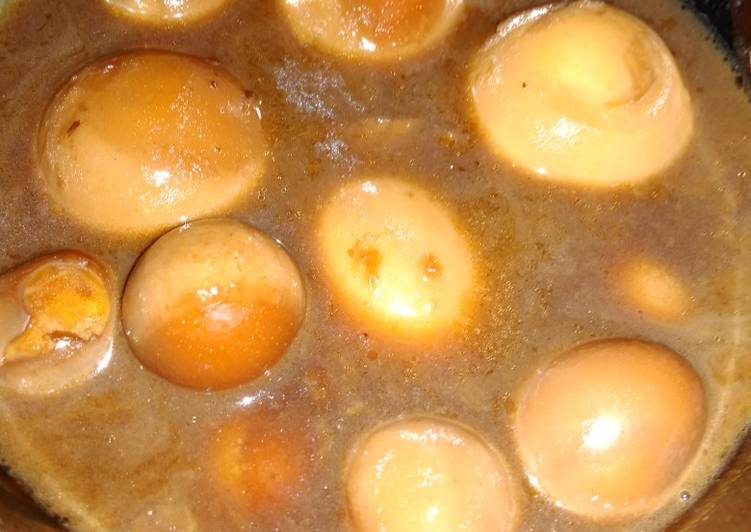Bagaimana Menyiapkan Telur Kecap Gula Jawa Anti Gagal