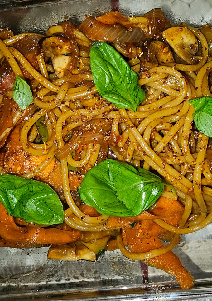 Una foto de Espaguetis con Guanciale y verduras