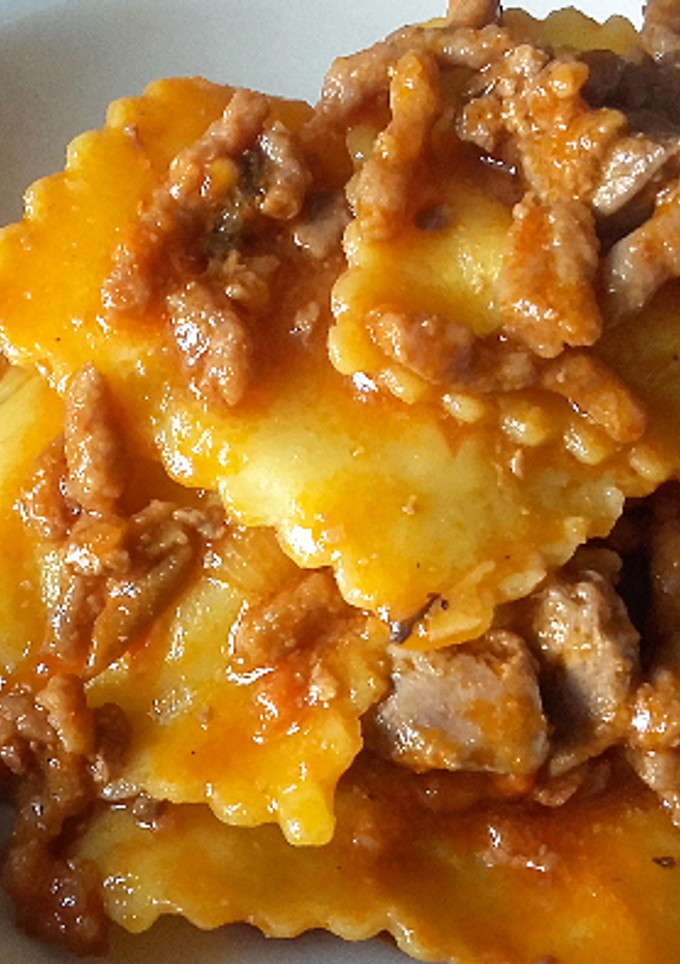 Una foto de Ravioli con ragú rápido