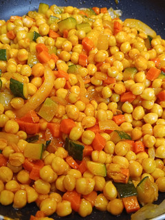 Una foto de Garbanzos con verduras y tomate frito