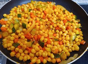 Una foto de Garbanzos con verduras y tomate frito