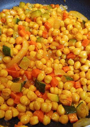 Una foto de Garbanzos con verduras y tomate frito