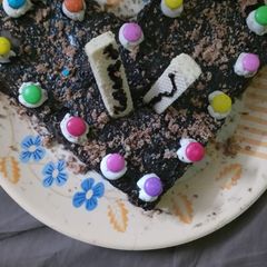 A picture of Oreo biscuit cake.