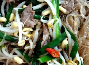 Hình của món Miến xào bò giá hẹ.
