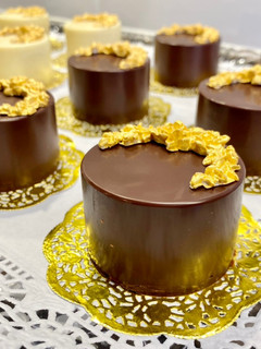 Una foto de Tartitas de chocolate “negro y blanco”, rellenas con crema de nueces