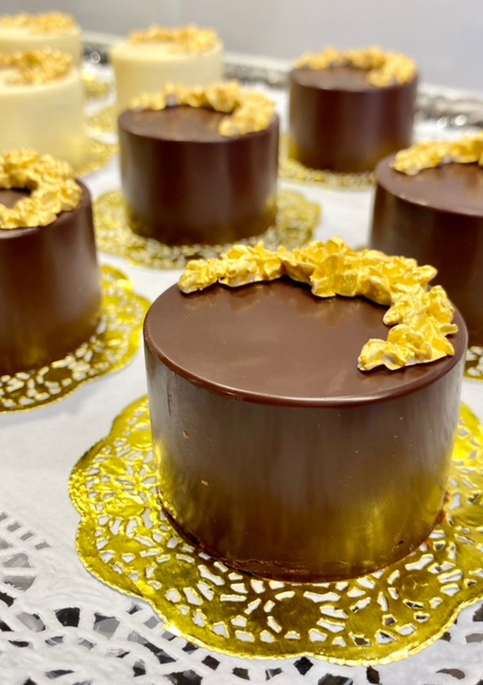 Una foto de Tartitas de chocolate “negro y blanco”, rellenas con crema de nueces