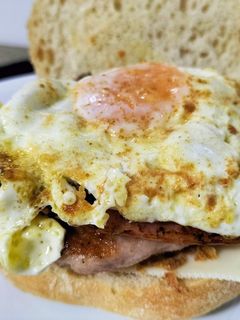 Una foto de Hamburguesa de pollo con bacon, queso y huevo frito sabor Cookpad