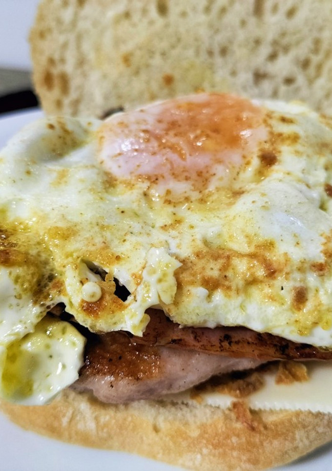 Una foto de Hamburguesa de pollo con bacon, queso y huevo frito sabor Cookpad