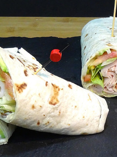 Una foto de Wraps de pavo con verdura fresca