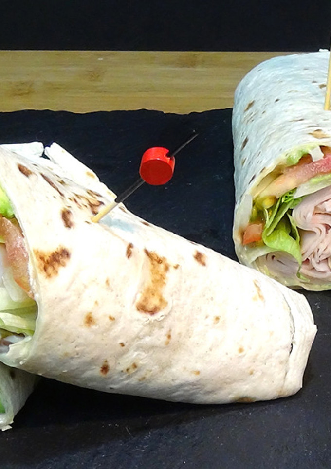 Una foto de Wraps de pavo con verdura fresca