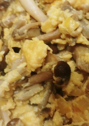 Una foto de Revuelto de Setas y Huevos