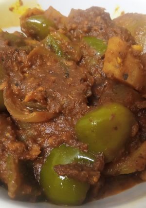A picture of Aloo Shimla mirch pyaz ki sabzi.