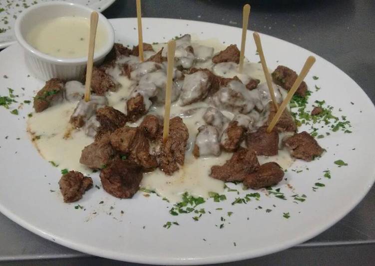 Mignon ao molho de queijo - Tudogosreceitas