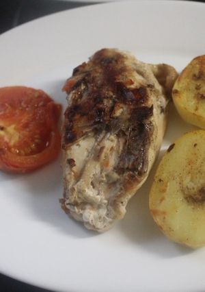 Una foto de Pechugas al grill con patatas