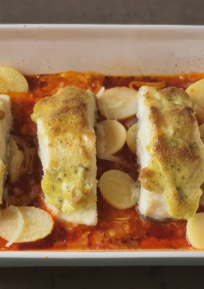 Una foto de Bacalao al horno con gratinado de all i oli de perejil