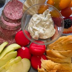 A picture of Tzaziki Sauce.