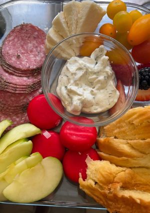 A picture of Tzaziki Sauce.
