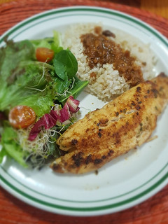 Una foto de Filete de pescado con adobo de chipotle y naranja agria al estilo de LuzMa