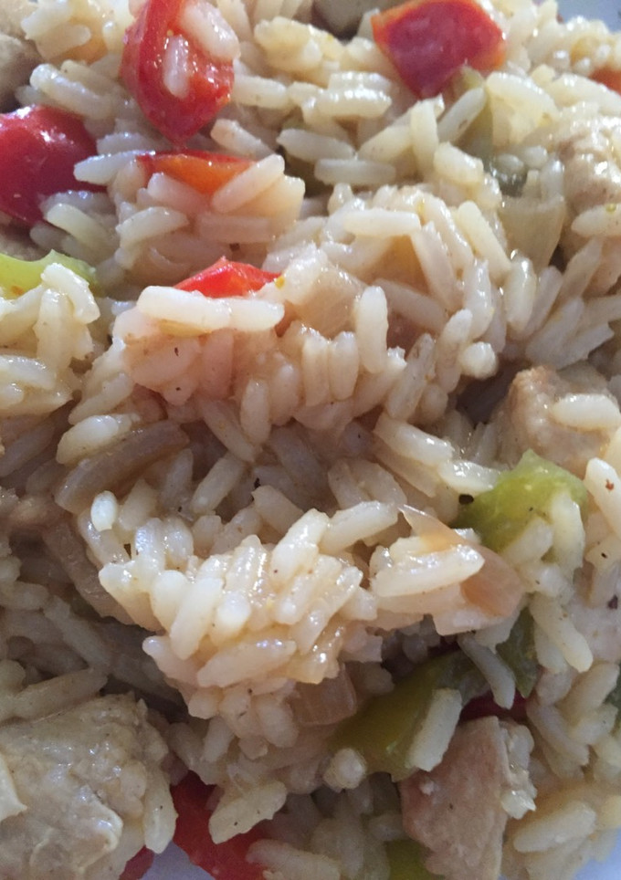 Una foto de Arroz con curry 🍛 pollo 🍗 y verduras 🥒