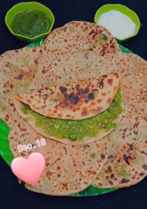 मटर पराठा (Matar paratha recipe in Hindi) रेसिपी मुख्य फोटो