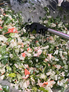 Una foto de Ensalada de camarones cocidos con jaiba de imitación