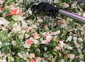 Una foto de Ensalada de camarones cocidos con jaiba de imitación