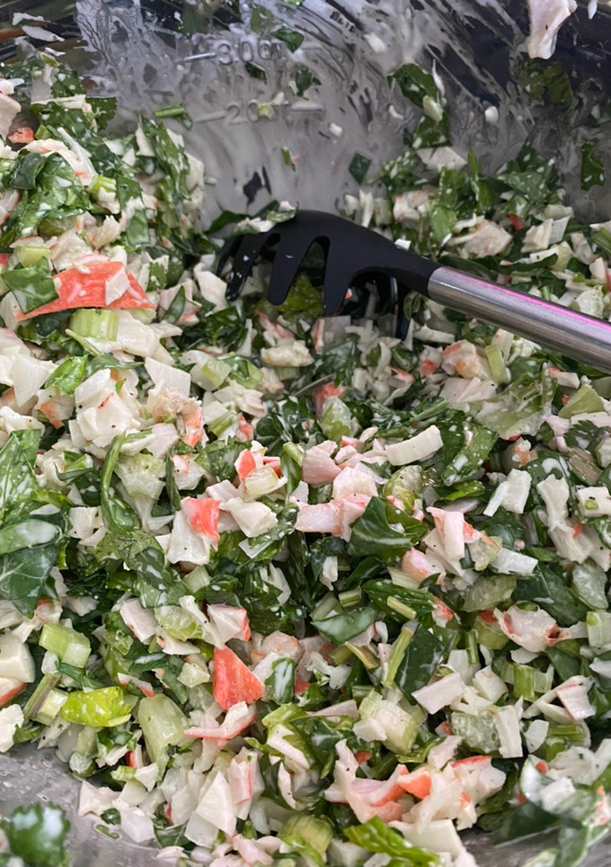 Una foto de Ensalada de camarones cocidos con jaiba de imitación