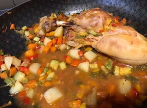 Una foto de Pollo a la jardinera