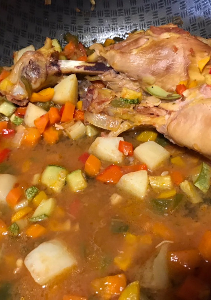Una foto de Pollo a la jardinera