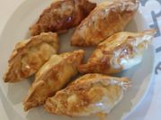 Una foto de empanadas rubia