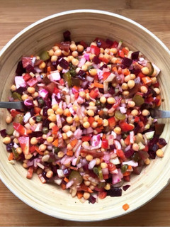 Una foto de Ensalada multicolor de garbanzos