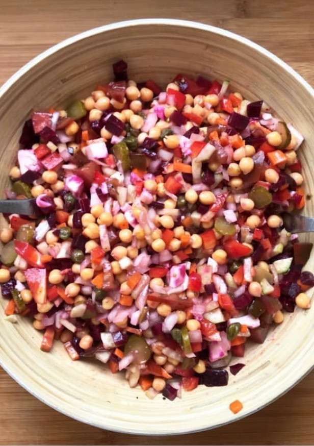 Una foto de Ensalada multicolor de garbanzos