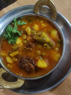 कुकर वाली आलू टमाटर की सब्जी(cooker wali aloo tamatar ki sabzi recipe in hindi) रेसिपी मुख्य फोटो
