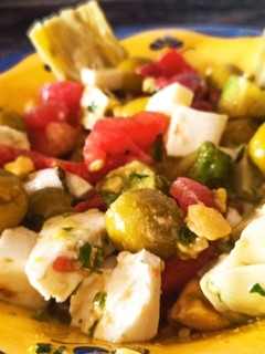 Una foto de Ensalada con aceitunas al ajillo