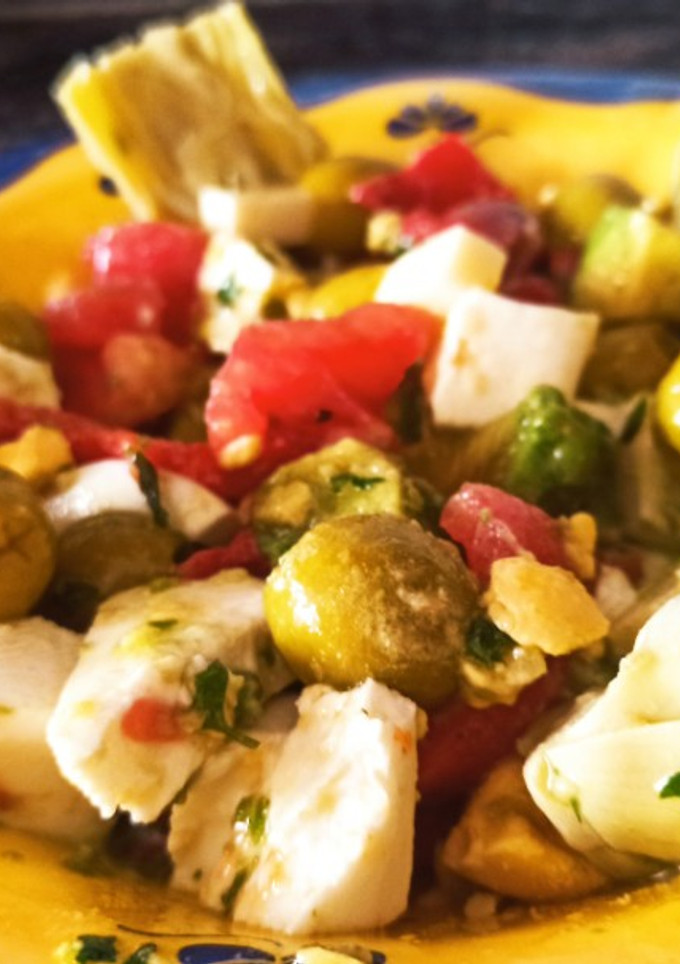 Una foto de Ensalada con aceitunas al ajillo