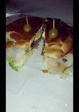 Una foto de Chivito uruguayo
