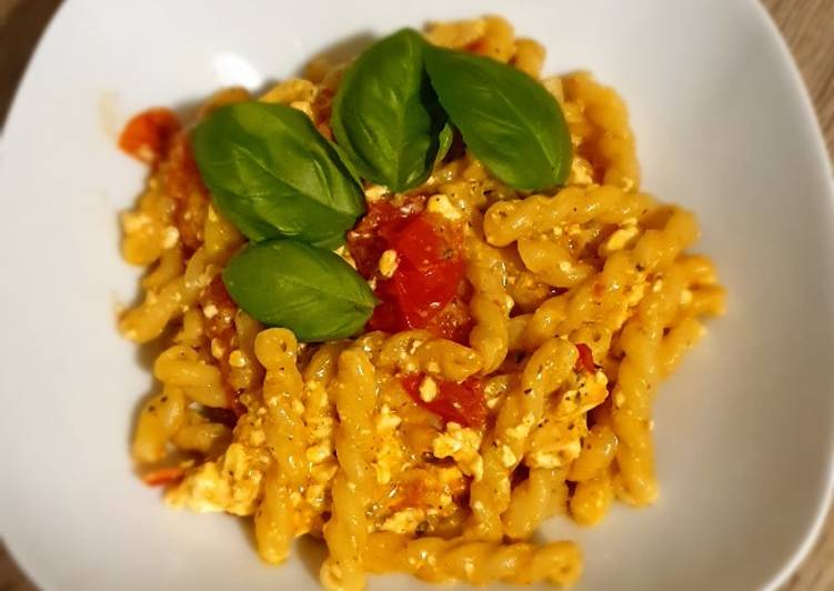 Schnelle Pasta mit Tomaten und Feta