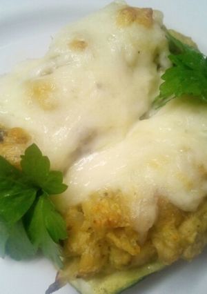 Gombával, csirkemellel töltött cukkini recept fotója