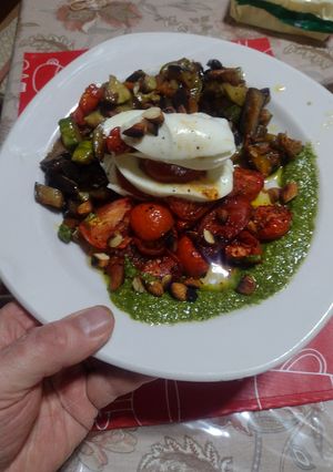 Una foto de Mozzarella (pulpetta) de leche de búfala sobre colchón de verduras