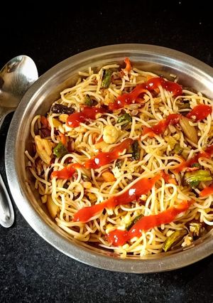 এগ ভেজিটেবিল চাওমিন (egg vegetable chowmin recipe in Bengali) রেসিপির প্রধান ছবি