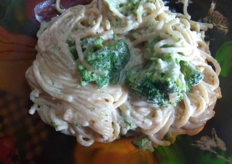 Espaguete molho branco com brócolis