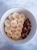 Porridge con banana e gocce di cioccolato fondente