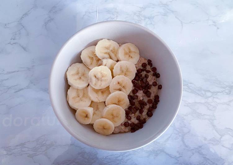 Porridge con banana e gocce di cioccolato fondente