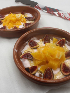 Una foto de Higos con naranja y yogurt