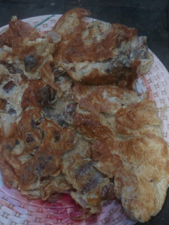 A picture of Fried eggs and suya.
